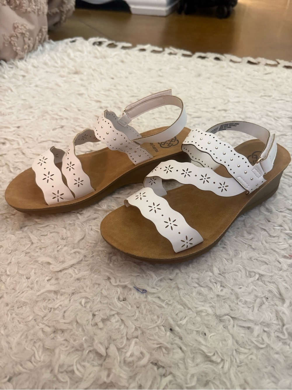 Daisy Fuentes White Scalloped Cutout Slingback Sandals